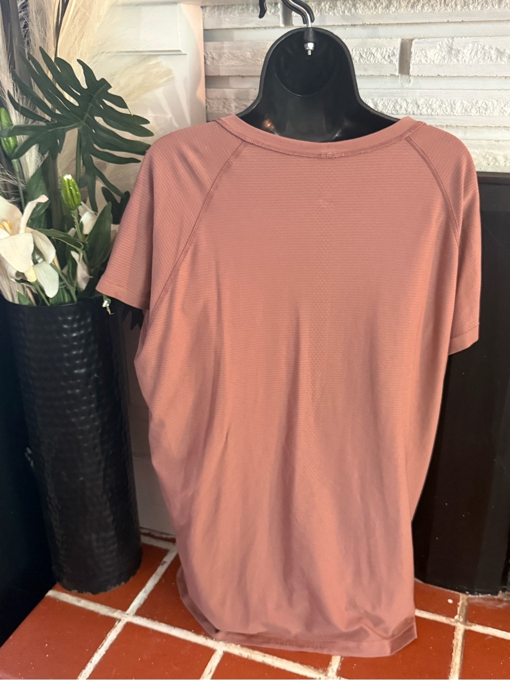 lululemon athletica Dusty Rose Short Sleeve Scoop Neck Top - Size XL - Picture 2 of 5